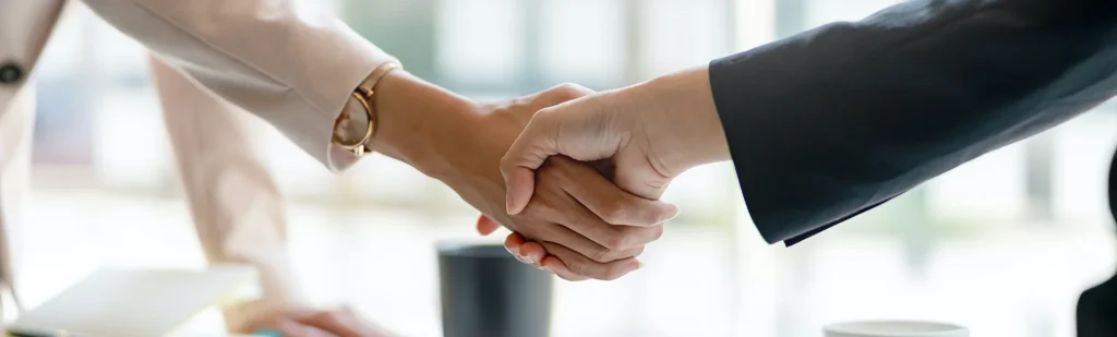 Handschlag als Symbol für Vertrauen – Rechtsberatung Kontakt online aufnehmen